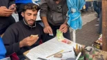 El estudiante que repara billetes en Gaza, donde no entra dinero desde hace más de 2 años