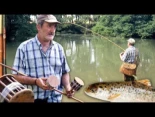 Pescando con caña de bambú de hace 70 años
