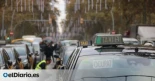 Decenas de taxistas cortan la Gran Via de Barcelona para denunciar el "expolio" de Uber