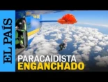 AUSTRALIA | Un PARACAIDISTA queda COLGADO de un AVIÓN a 4.500 METROS y logra salvarse