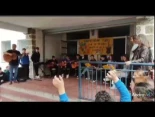 Los niños del colegio de Piornal cantan a Robe Iniesta