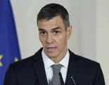 Pedro Sánchez ordena la inmediata destitución de «El guapo» sin sospechar que es él mismo