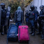 Comienza el desalojo de un gran asentamiento de cientos de migrantes en Badalona