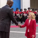 El divertido momento de Giorgia Meloni al conocer al presidente de Mozambique