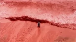 Curioso fenómeno meteorológico tiñe una playa de color rojo intenso eng