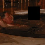 El expresidente Bill Clinton aparece en los archivos desclasificados de Epstein en una piscina con presuntas víctimas