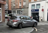 Un conductor de un coche de alquiler se sale de la calzada, choca contra varios coches aparcados y se da a la fuga en Gijón
