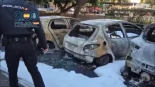 Incendio valencia hoy | Un pirómano quema 18 contenedores y causa daños en 32 coches y tres edificios de València