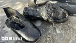 Misterio: cientos de zapatos victorianos aparecen en una playa de Gales [ENG]