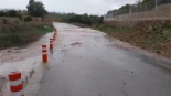 La lluvia descarga con fuerza en la Ribera (Valencia): Un coche atrapado, caminos cortados y alcantarillas colapsadas