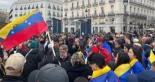 Miles de venezolanos en Madrid celebran la captura de Maduro en la Puerta del Sol: “Esperamos que por fin se haga respetar la voluntad del pueblo”