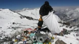El Monte Everest sigue cubierto por más de 40 toneladas de basura y Nepal abandona su fallido plan de limpieza