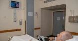 El negocio de la tele en el mayor hospital de Madrid: instalar 540 smart TV nuevas a cambio de ingresar 950.000 euros de los pacientes