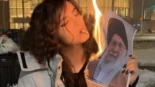 Es falso que la foto de una joven encendiendo un cigarrillo con la imagen del líder supremo haya sido tomada en Irán [PT]
