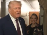 Donald Trump durante unas tubulencias en el Air Force One: “Estoy buscando algo que agarrar, y no va a ser Karoline (Leavitt)” [ENG]