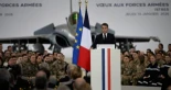 Macron reivindica un histórico rearme de Francia rodeado de militares y un avión de combate