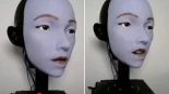 Este robot mueve los labios para hablar y cantar como un humano: lo aprendió viendo vídeos de YouTube