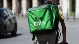 Uber Eats confirma que dejará de trabajar con repartidores autónomos y fichará a miles de riders para esquivar los juicios que ya le costaban millones
