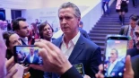 El gobernador de California, Gavin Newsom, insta a Europa a "devolver el golpe" a Trump