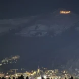 Residentes de Davos escalan montaña para formar un mensaje con antorchas: "NO KINGS" (ING)