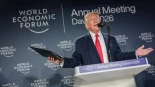 Trump presume en Davos de que gracias a EEUU no hablan alemán: un detalle arruina su discurso