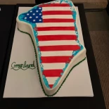 Sirven pastel de Groenlandia con bandera de EE. UU. mientras crece presión por otro mandato de Trump