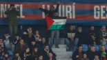Aficionados del Levante UD exhiben banderas palestinas en protesta por el fichaje de Tay Abed y la situación en Gaza