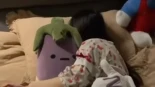 Japón lanza al mercado una almohada con forma de berenjena que puedes abrazar y que te azota