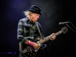Neil Young regala a Groenlandia acceso a su música durante un año y retira su catálogo de Amazon por Trump