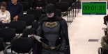 Un ciudadano vestido de Batman se viraliza por sus reproches contra las redadas del ICE: «Cobardes, traidores»