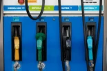 Milei oficializó un aumento de los impuestos al combustible en febrero