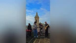 Una banda interpreta "Bohemian Rhapsody" de Queen al ritmo de las campanas de una iglesia en Salento, Italia. Brian May: "una obra maestra".