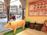 Italia: La comunidad islámica de Padua pide la retirada de un cerdo de plástico de un escaparate para no ofender su sensibilidad [ITA]