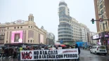 Miles de personas se han manifestado en toda España para exigir el fin de la caza y para reivindicar los derechos de los perros usados en esta actividad