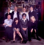 El grupo británico Chumbawamba prohíbe a Vox que use su música para "promover su agenda intolerante y llena de odio"