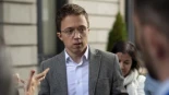 Errejón acusa a Elisa Mouliaá de intentar negociar la retirada de su denuncia "a cambio de que él hiciese lo mismo con su querella por calumnias"