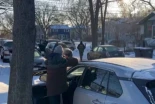 "Bajen las armas, imbéciles": el video viral de un ciudadano haciendo frente al ICE en Minneapolis