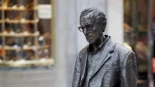 La referencia asturiana en los papeles de Epstein: «Woody Allen espera que no derriben su estatua en Oviedo»
