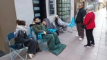 La crisis de la vivienda: Jóvenes de Alzira guardan cola tres días y tres noches para asegurarse un piso asequible