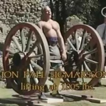 Jón Páll Sigmarsson levantando 250 kilos con una sola mano a principios de los años 80