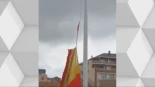 La bandera de España en Colón se raja en la izada de la Armada: las imágenes