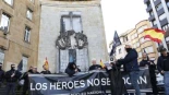 Neonazis, caras encapuchadas y "arribas España" en la concentración en Gijón en defensa del monumento a los héroes de Simancas