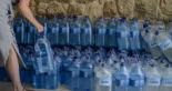 En qué malgastan el dinero los españoles: de los 310 euros al año en botellas de agua a 67 euros por dejar el cargador en el enchufe