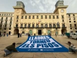 Pancarta gigante en Alacant:"Ladrones, devolved los pisos"