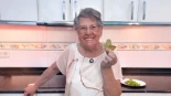 Julia, 86 años, abuela cocinera: “Para la tortilla de patatas corto la cebolla muy pequeñita y la frío con las patatas y, cuando ya están pochadas, las picoteo con la cuchara de madera para deshacerla