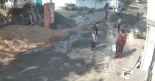 Una mujer en Nagpur fue grabada por cámaras de seguridad mientras vertía agua hirviendo sobre un niño [ENG]