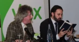 Las redes rescatan una foto de Abascal en 2015 leyendo el Corán en un acto de Vox [Hemeroteca]
