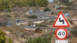 Un conductor sin carnet atropella a dos ciclistas al huir tras saltarse un control en Orihuela