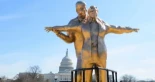 Colocan estatua de Trump y Jeffrey Epstein estilo Titanic en Washington