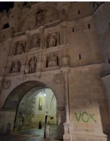 La alcaldesa de Burgos lamenta el grafiti de VOX aparecido el Arco de Santamaría